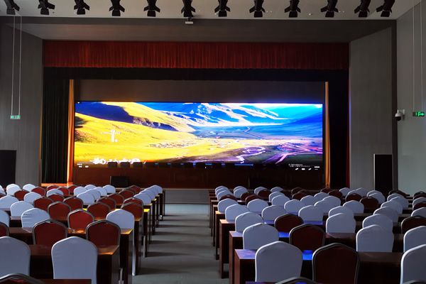 8米寬、15米長的會(huì)議室用多大尺寸的LED顯示屏合適？